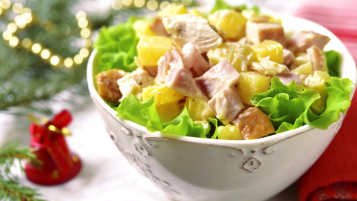 Копченая курица с ананасами и сыром — вкуснейший салат, который готовится за 5 минут