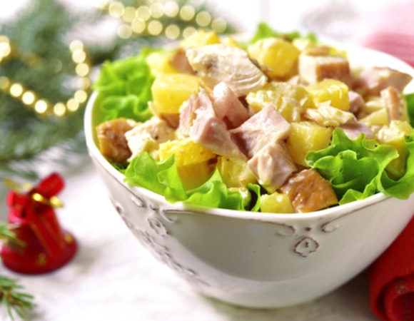 Копченая курица с ананасами и сыром — вкуснейший салат, который готовится за 5 минут Копченая курица с ананасами и сыром — вкуснейший салат, который готовится за 5 минут