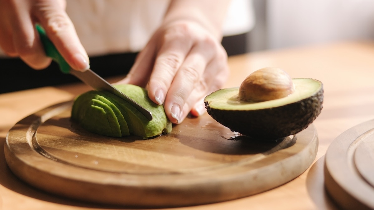 Темнеют нарезанные яблоки, бананы и авокадо? Найдено 4 способа это исправить