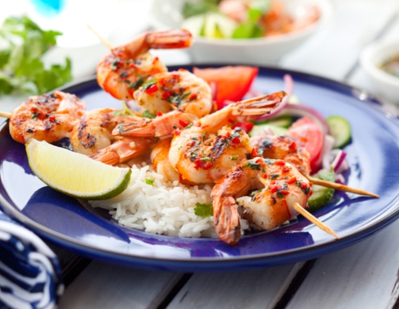 Чем можно заменить креветки в салате?