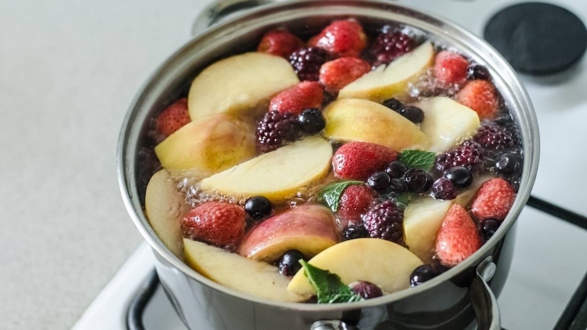 «Больше витаминов»: сколько варить компот, чтобы не уничтожить пользу ягод и сухофруктов?