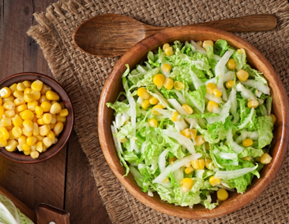 Весенний салат «Маркиза»: пекинская капуста, яйца и кукуруза — идеальный рецепт для тонкой талии
