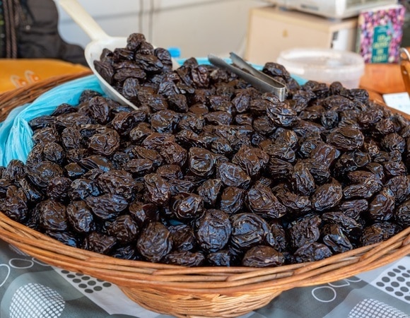 Чернослив необходим при наличии деликатной проблемы — помогает слизистой и микрофлоре кишечника