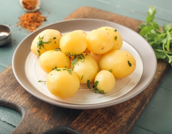 «Для салата или гарнира»: как сварить картошку, чтобы она не развалилась в процессе