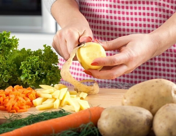 С кожурой или без? Диетолог рассказала, какие овощи полезнее не чистить