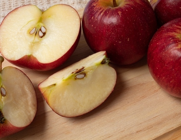 «Прошлогодние яблоки ни при чем»: доктор Мясников ответил, откуда брать витамины ранней весной