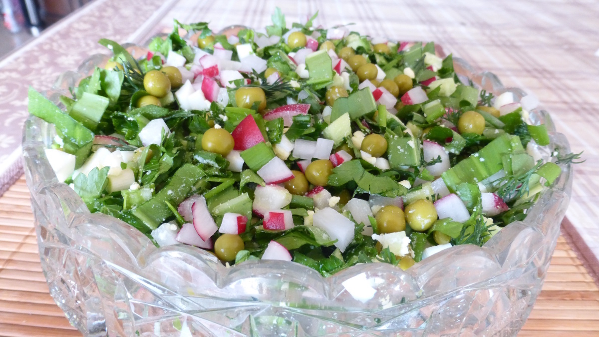 Салат с черемшой "Любимый" — в составе редис, огурец, яйца и горошек: аромат весны на вашей кухне