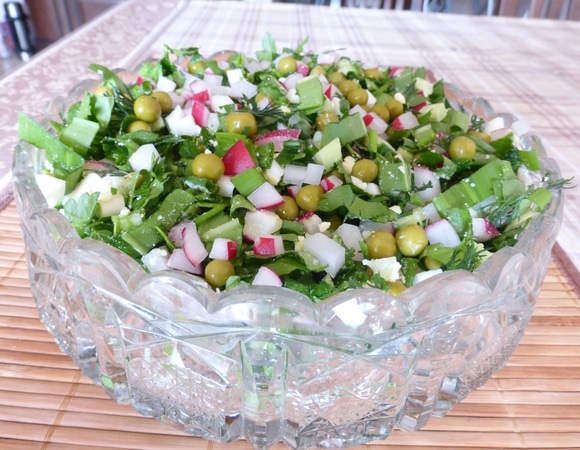 Салат с черемшой «Любимый» — в составе редис, огурец, яйца и горошек: аромат весны на вашей кухне Салат с черемшой «Любимый» — в составе редис, огурец, яйца и горошек: аромат весны на вашей кухне