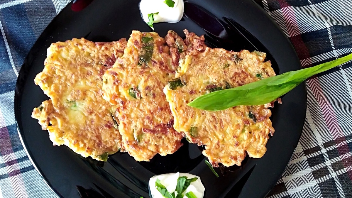 Картофельные драники с черемшой: этот рецепт с подвохом — домашние сметут за минуту, не успеваю снять со сковороды Картофельные драники с черемшой: этот рецепт с подвохом — домашние сметут за минуту, не успеваю снять со сковороды