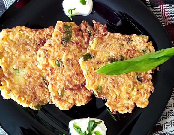 Картофельные драники с черемшой: рецепт с подвохом — домашние сметут за минуту, не успеете снять со сковороды