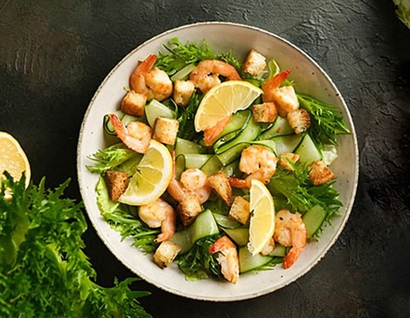 Весенний салат с креветками и гренками: какой соус «подружит» эти разные по текстуре ингредиенты