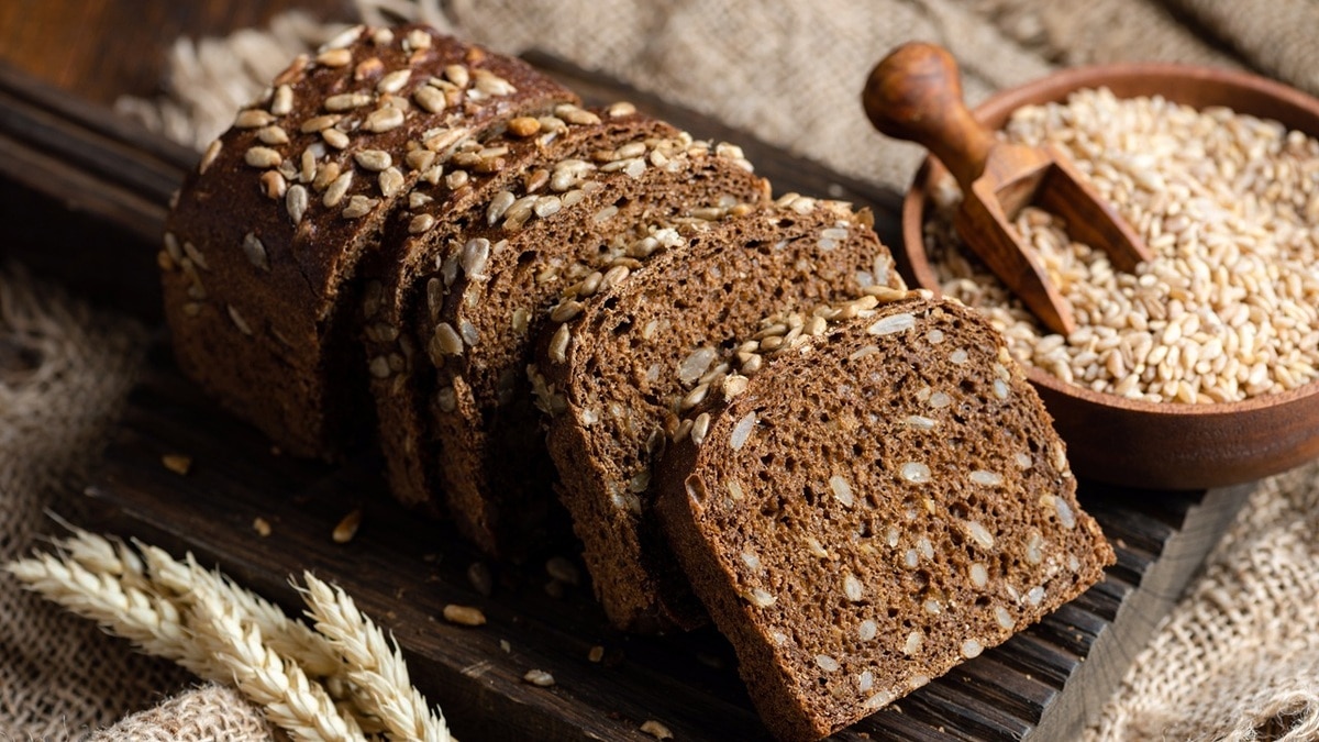 «Для понта»: доктор Мясников объяснил, почему хлеб с семечками не принесет пользы