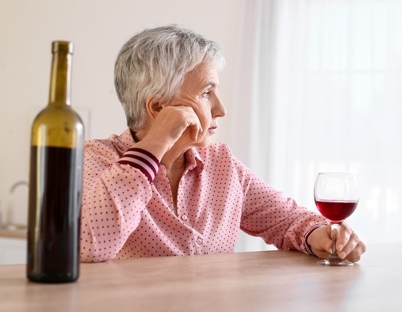 Алкоголь помогает снизить риск инфаркта? Доктор Мясников объяснил, как это работает 