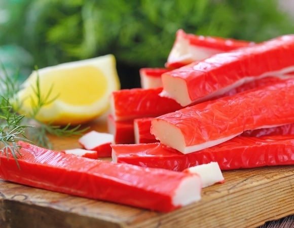 Есть ли в крабовых палочках крабы? В Роскачестве рассказали, как делают популярный полуфабрикат