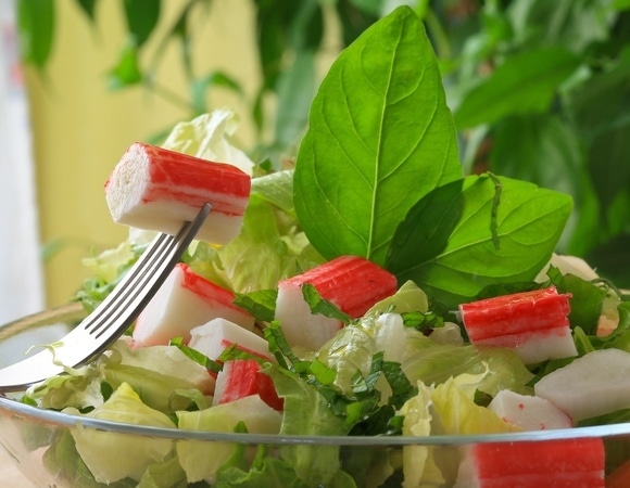 Эксперт назвала признаки хороших крабовых палочек — такие можно и в салат, и просто на перекус