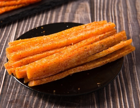 «Обрабатывают химикатами»: узнали мнение врача о палочках из соевого мяса, на которые массово «подсела» молодежь