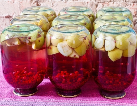 Пора выбрасывать! Доктор Мясников назвал сроки хранения варенья и компотов