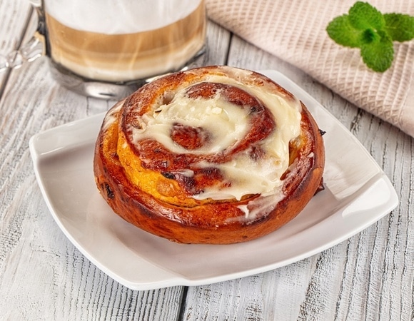 Постные булочки с корицей в стиле «Синнабон» — с этим рецептом от шеф-повара даже крем получится!