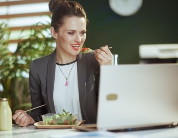 «Действительно очень важен»: почему обеденный перерыв длится именно час, рассказала диетолог