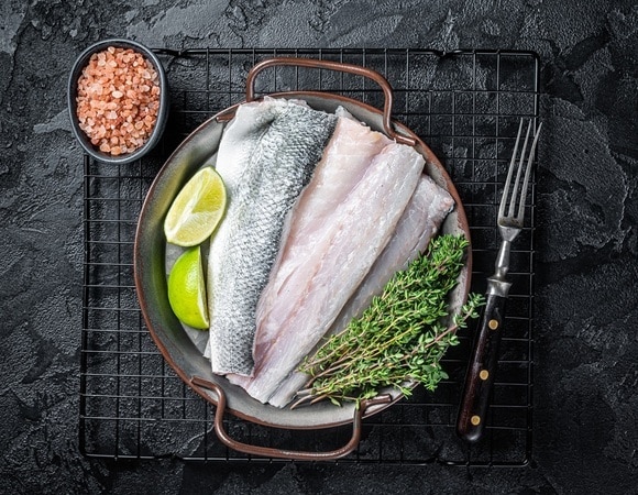 Что скрывают вода и рыба: эти продукты загрязняют организм, считает доктор Мясников