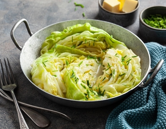 Тушить или оставлять сырой? Стало известно, как лучше употреблять капусту 