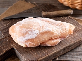 Эксперт подсказал 4 лайфхака по быстрой разморозке мяса: последний — самый легкий
