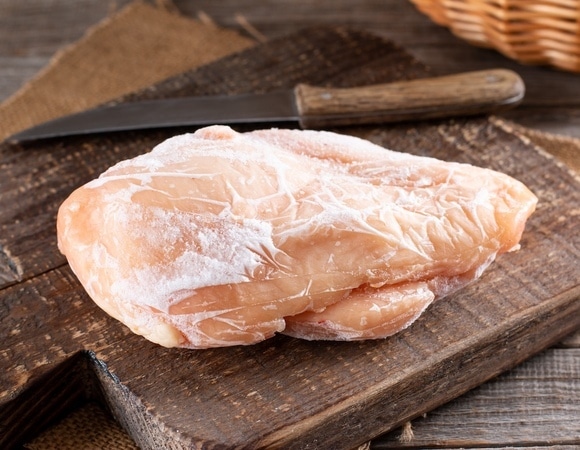 Эксперт подсказал 4 лайфхака по быстрой разморозке мяса: последний — самый легкий