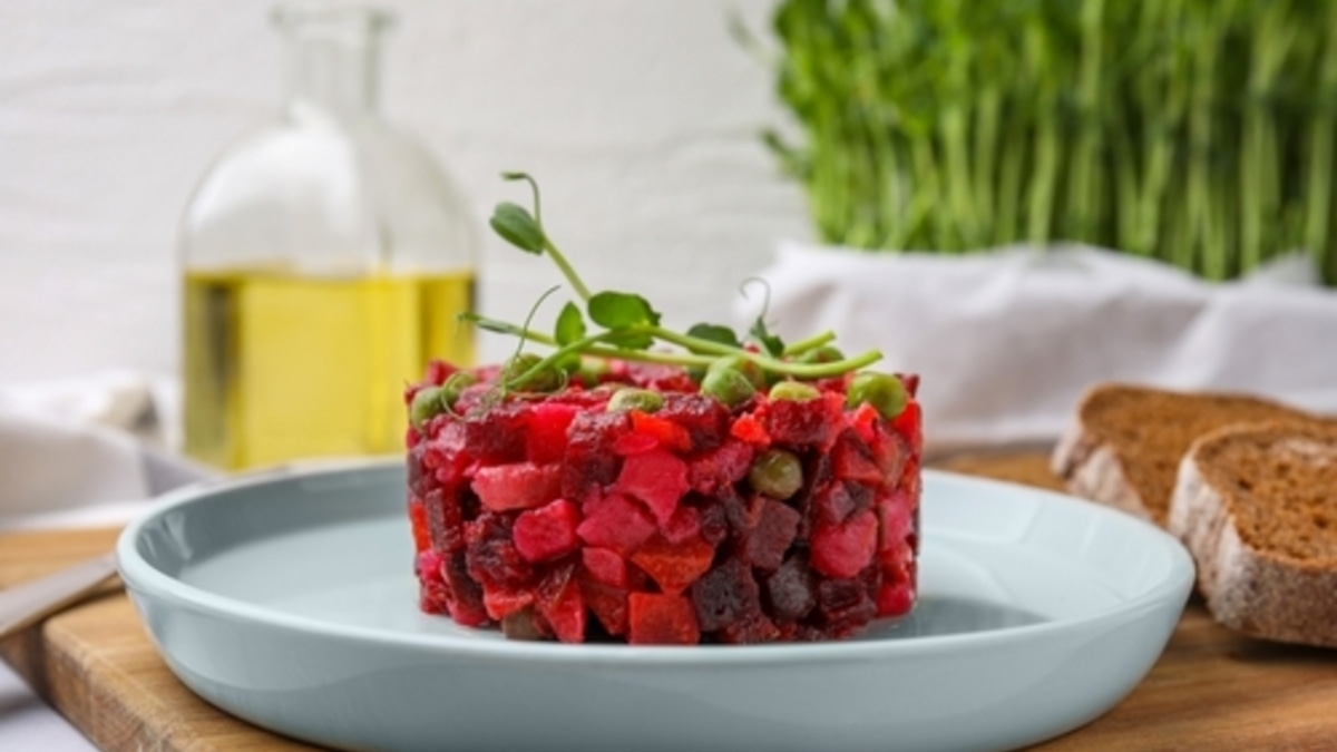 Этот салат содержит невероятное количество витаминов — не греческий и даже не цезарь