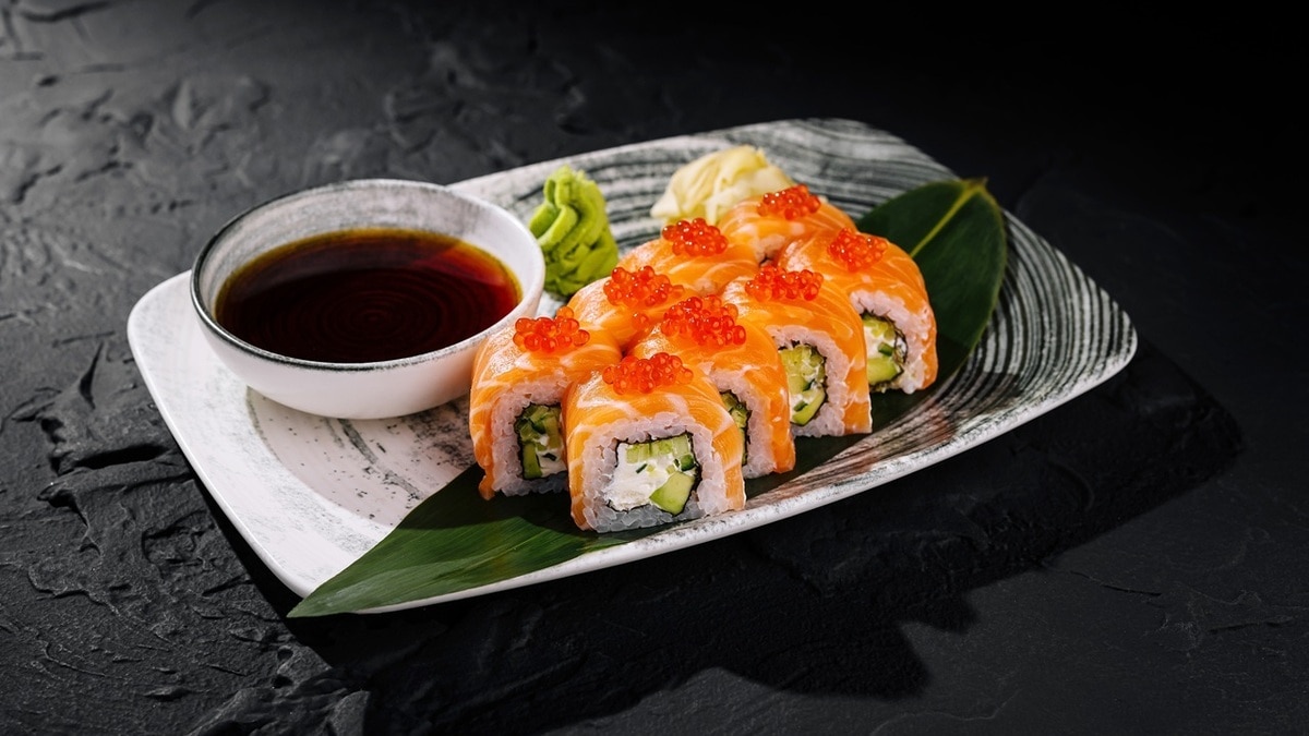 Доктор Мясников предупредил любителей суши и роллов — дело не в сырой рыбе, а в соусе