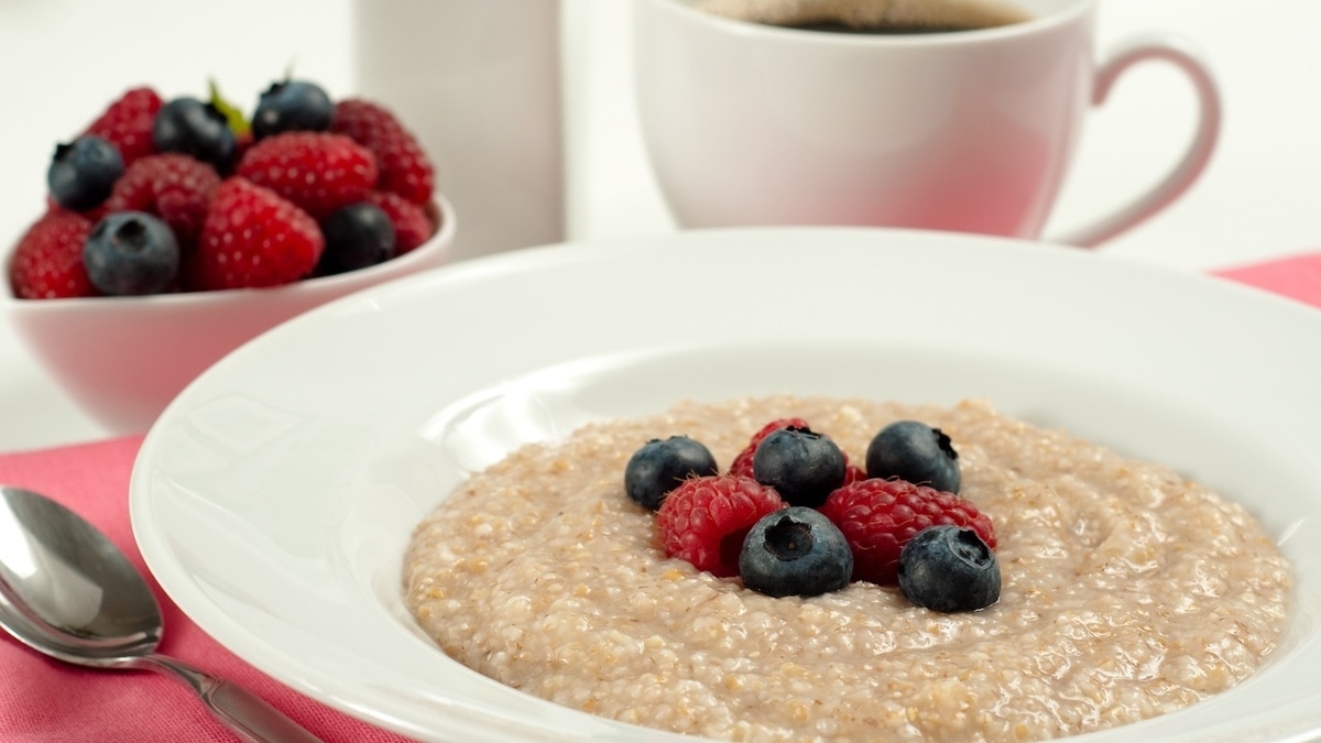 Что съесть на завтрак, чтобы до обеда не хотелось есть? Врач назвала варианты, которые лучше овсянки