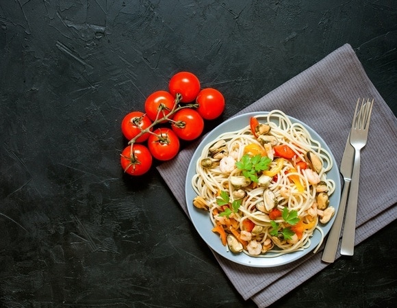 «Источник инфекции»: доктор Мясников объяснил, как превратить еду в лекарство, а не в отраву 