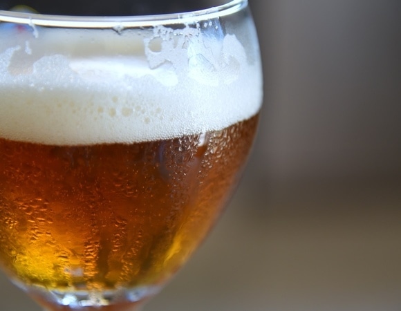«Как хорошее вино»: чем пиво с дображиванием в бутылке отличается от обычного