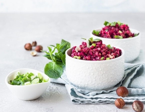 Гречка со свеклой и орехами — рецепт универсального гарнира: обычная закуска превращается в сытное блюдо 