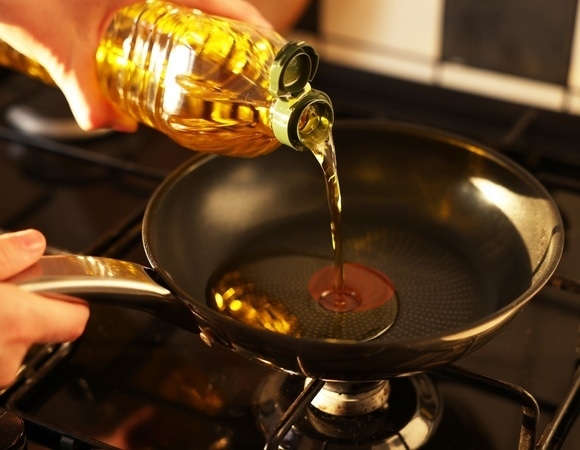 Дымится — плохо: диетолог Русакова перечислила масла, на которых можно безопасно жарить 