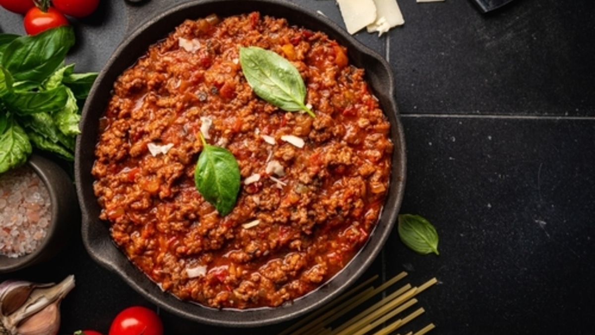 Соус болоньезе можно заморозить впрок: классический рецепт итальянской кухни — вкуснее, чем в ресторане Соус болоньезе можно заморозить впрок: классический рецепт итальянской кухни — вкуснее, чем в ресторане