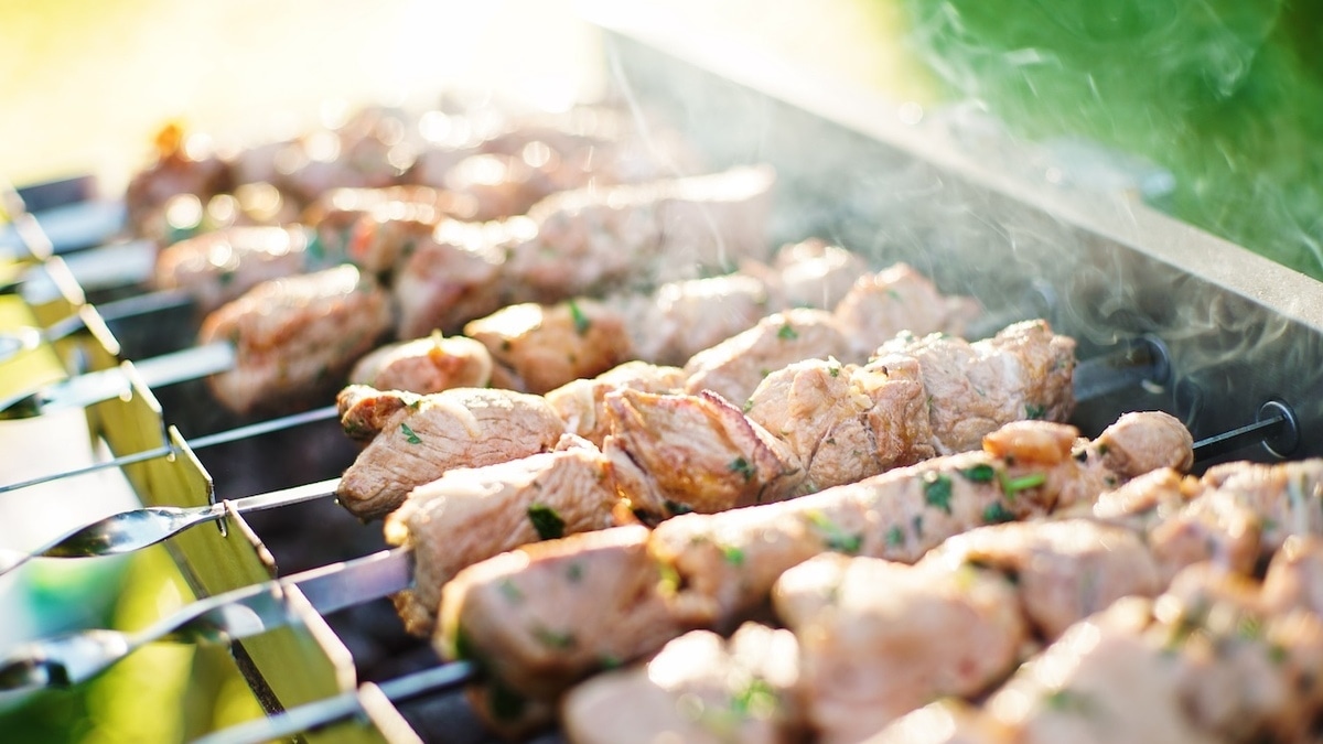 Памятка на начало сезона: врач рассказала, как нельзя готовить и есть шашлыки 