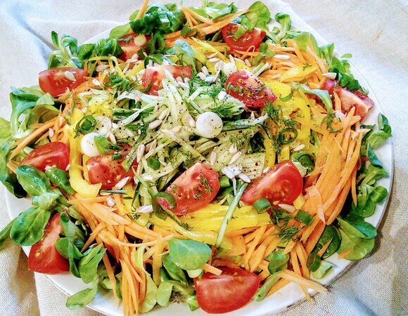 Салат весенний: обычный рецепт с необычной нарезкой — новый взгляд на овощной микс