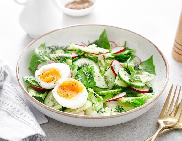 Весенний салат из огурца и редиса с яйцом — рецепт классический из нашего детства, но с особой заправкой