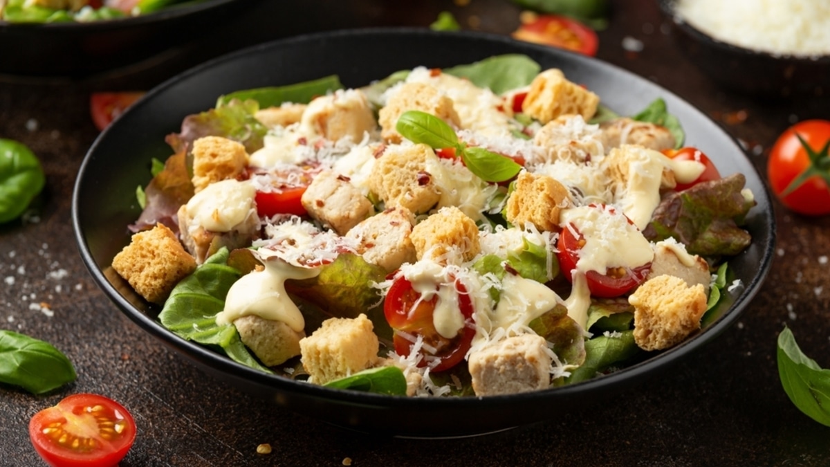 Салат Цезарь: классический рецепт с курицей в домашних условиях, оригинальная заправка и секреты идеального вкуса Салат Цезарь: классический рецепт с курицей в домашних условиях, оригинальная заправка и секреты идеального вкуса