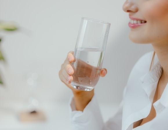 Пьете, но обезвоживание не уходит: эксперт перечислила частые ошибки при употреблении воды