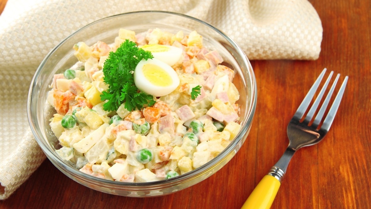 Что добавляют в салат оливье? Что добавляют в салат оливье?