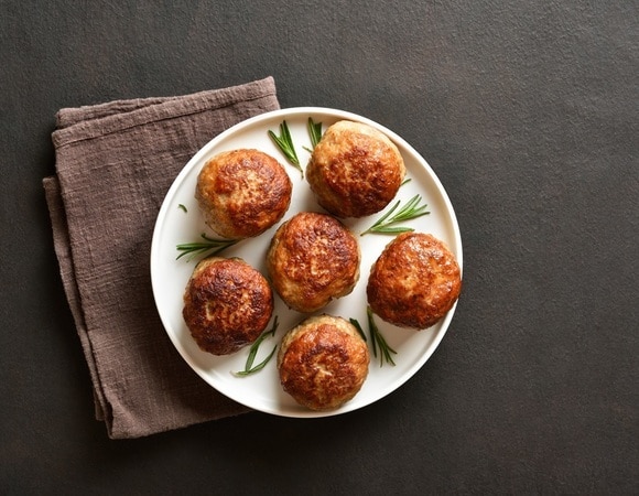 Что можно добавить в котлеты вместо яйца — точно не развалятся Что можно добавить в котлеты вместо яйца — точно не развалятся