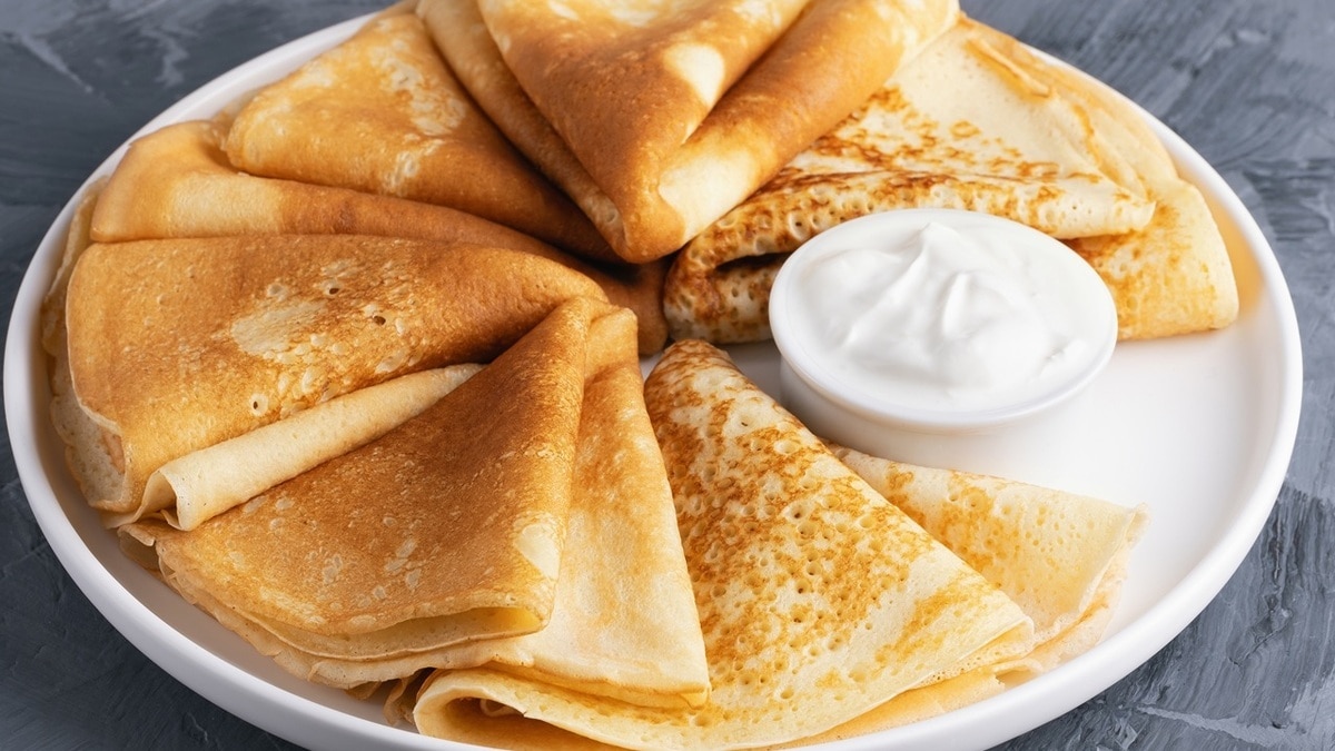 Что можно добавить в блины вместо яиц — не только сметану или сливки