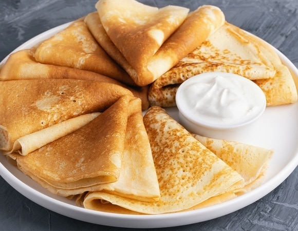 Что можно добавить в блины вместо яиц — не только сметану или сливки