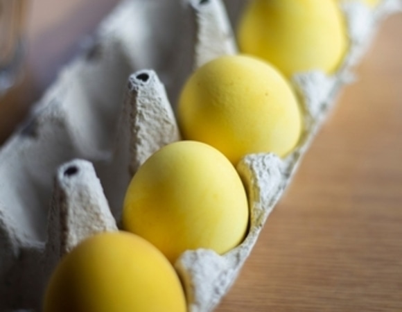 Не простые, а «золотые»: красим яйца без химии — способ с куркумой и чаем