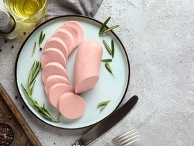 «Равносильно с курением»: доктор Мясников раскрыл коварство аппетитного «розового» цвета докторской колбасы