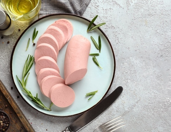 «Равносильно с курением»: доктор Мясников раскрыл коварство аппетитного «розового» цвета докторской колбасы