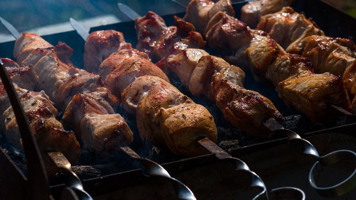 Все впитывается: почему нельзя жарить шашлык на готовых углях из магазина 
