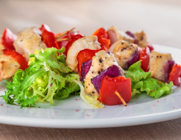 Как приготовить сочный шашлык из курицы: рецепты маринадов с яблоками и сливами