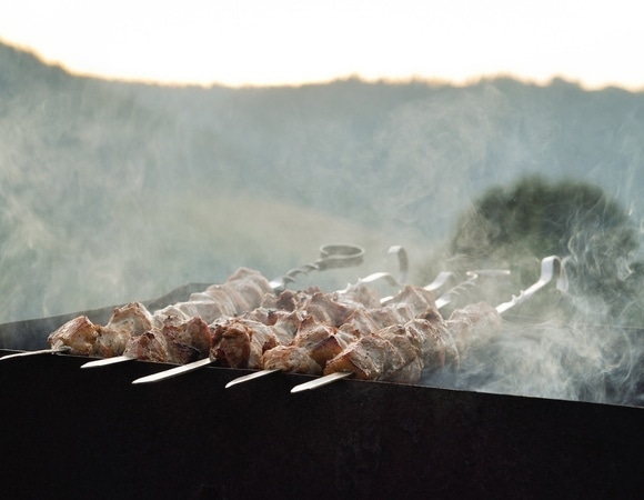 Канцерогены и тут: врачи предупредили о неожиданной опасности при жарке шашлыка